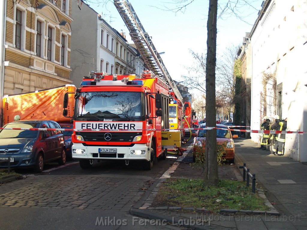 Einsatz Feuerwehr SEK Polizei Koeln Nippes Merheimerstr P025.JPG